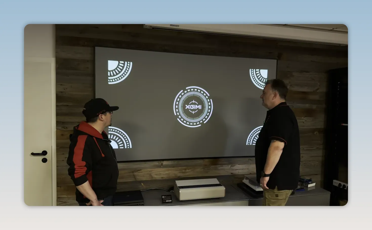 Fokus Testbild mit kreisförmigem Schärfesymbol auf der Leinwand