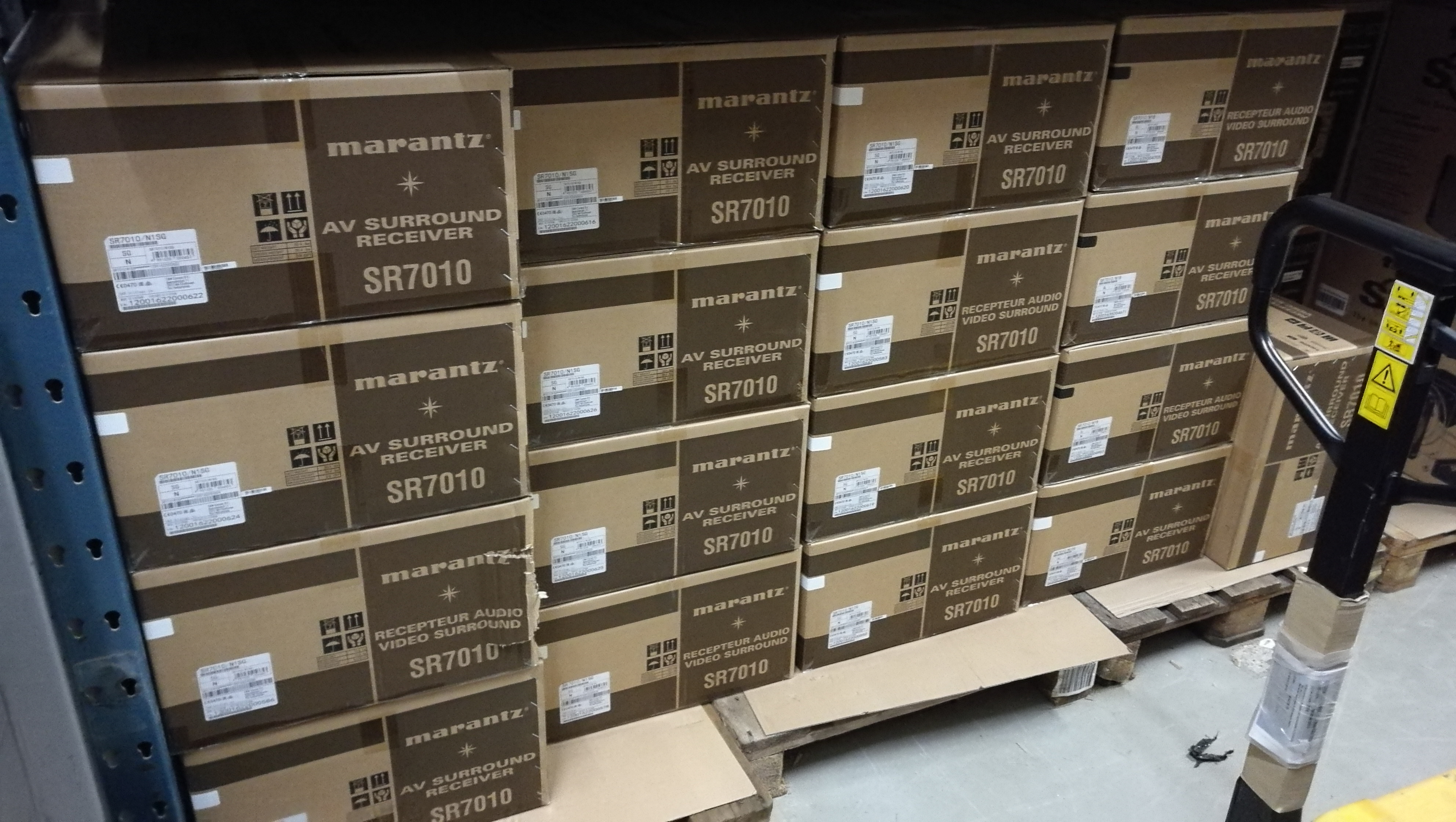 Jetzt noch schnell einen MARANTZ AV Reveiver SR 7010 in silber oder schwarz bei uns kaufen