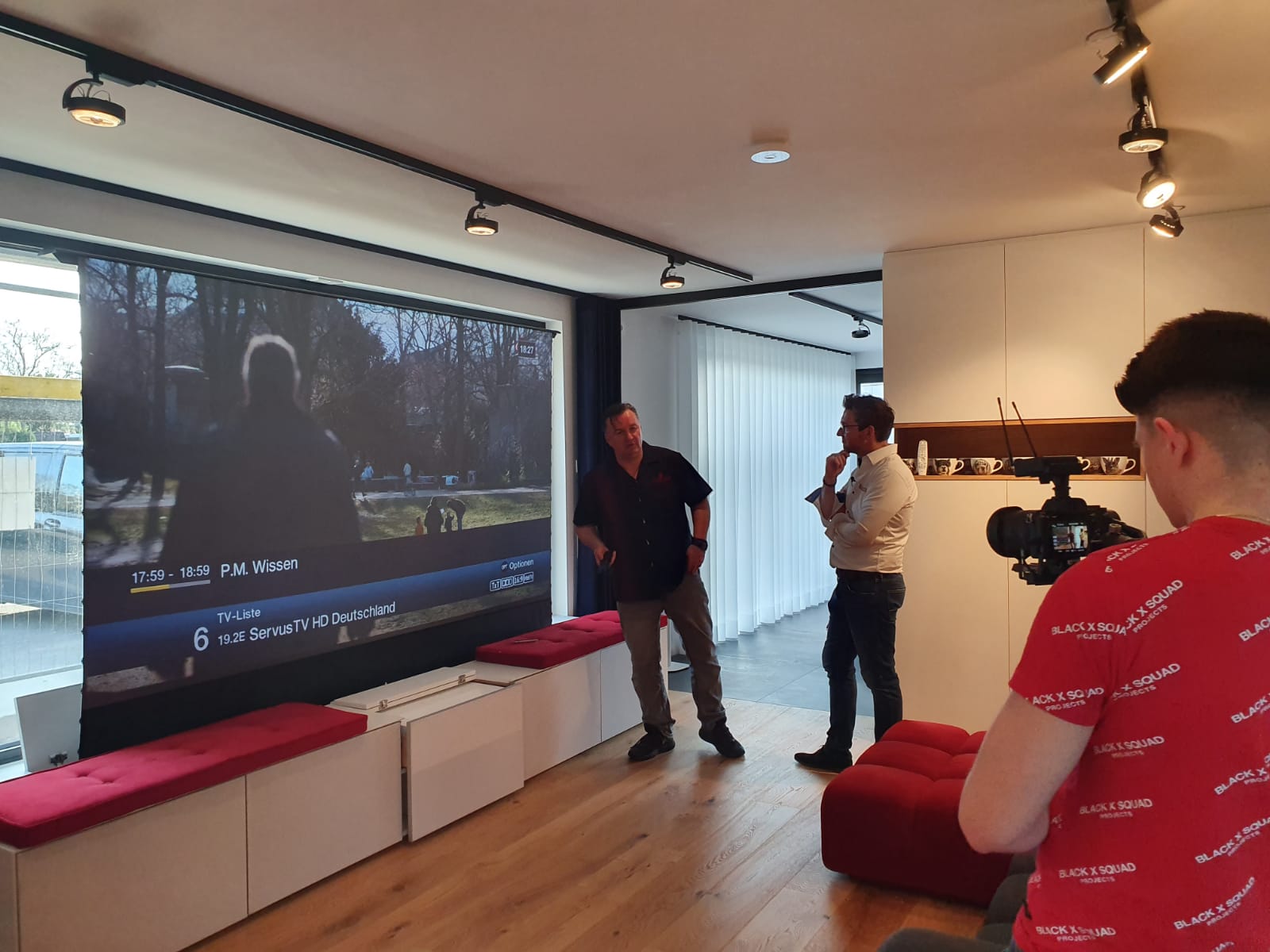 Das unsichtbares Wohnzimmerheimkino unserer Kundin Tina - UST Projektor mit 5.1 Anlage #heimkino