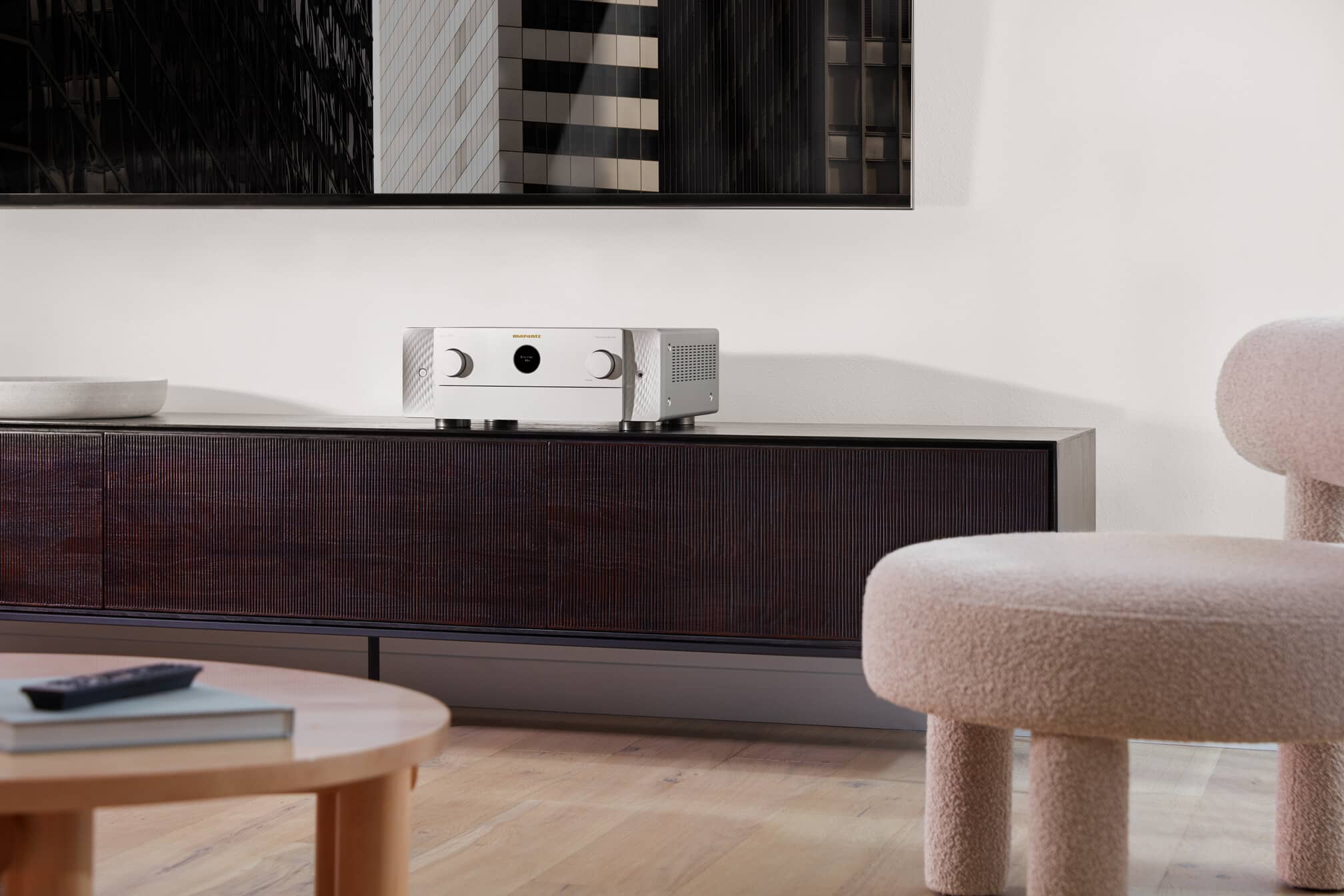 GrobiTV - Marantz CINEMA 50 - 9.4-Kanal-AV-Verstärker silber-gold Frontansicht Einrichtungsbeispiel 02