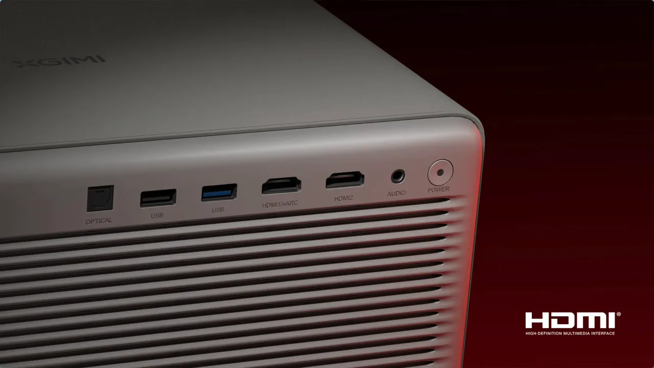 Nahaufnahme der Anschlussseite mit mehreren HDMI- und USB-Anschlüssen