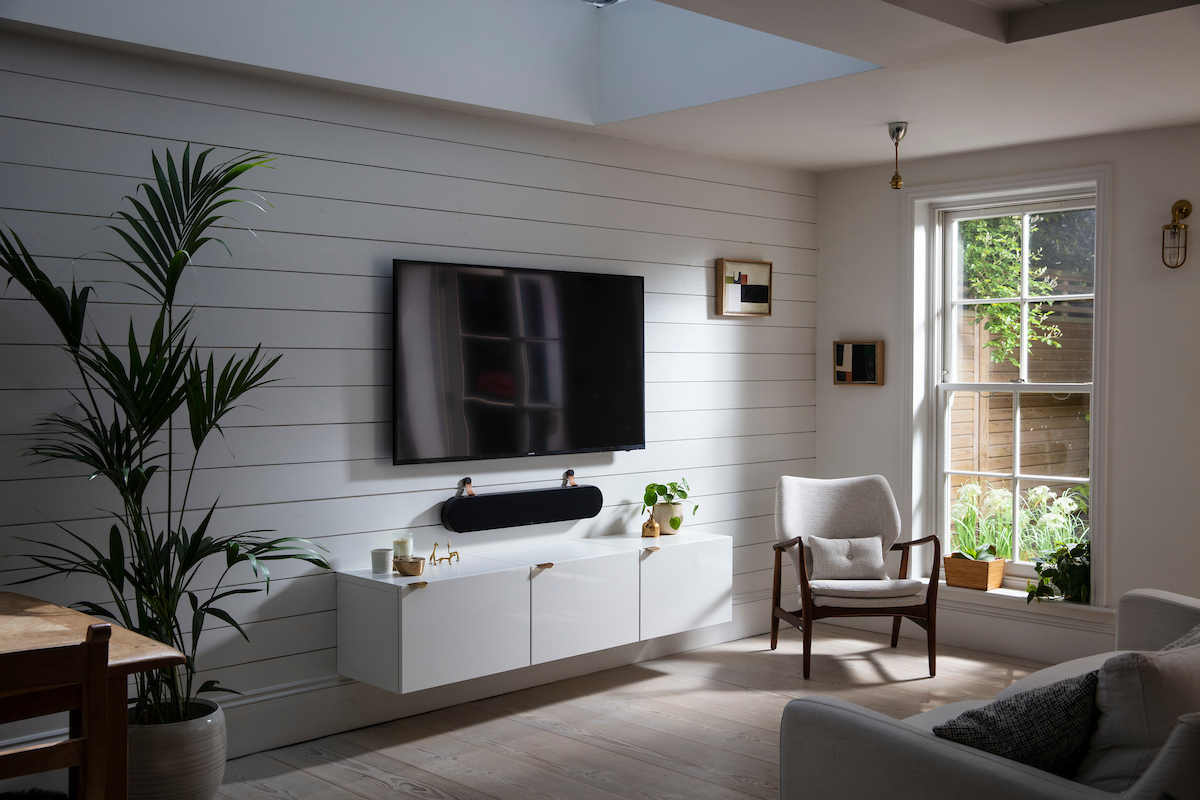 KATCH-ONE-Iron-Black-Living-Room-View-Onwall-straps