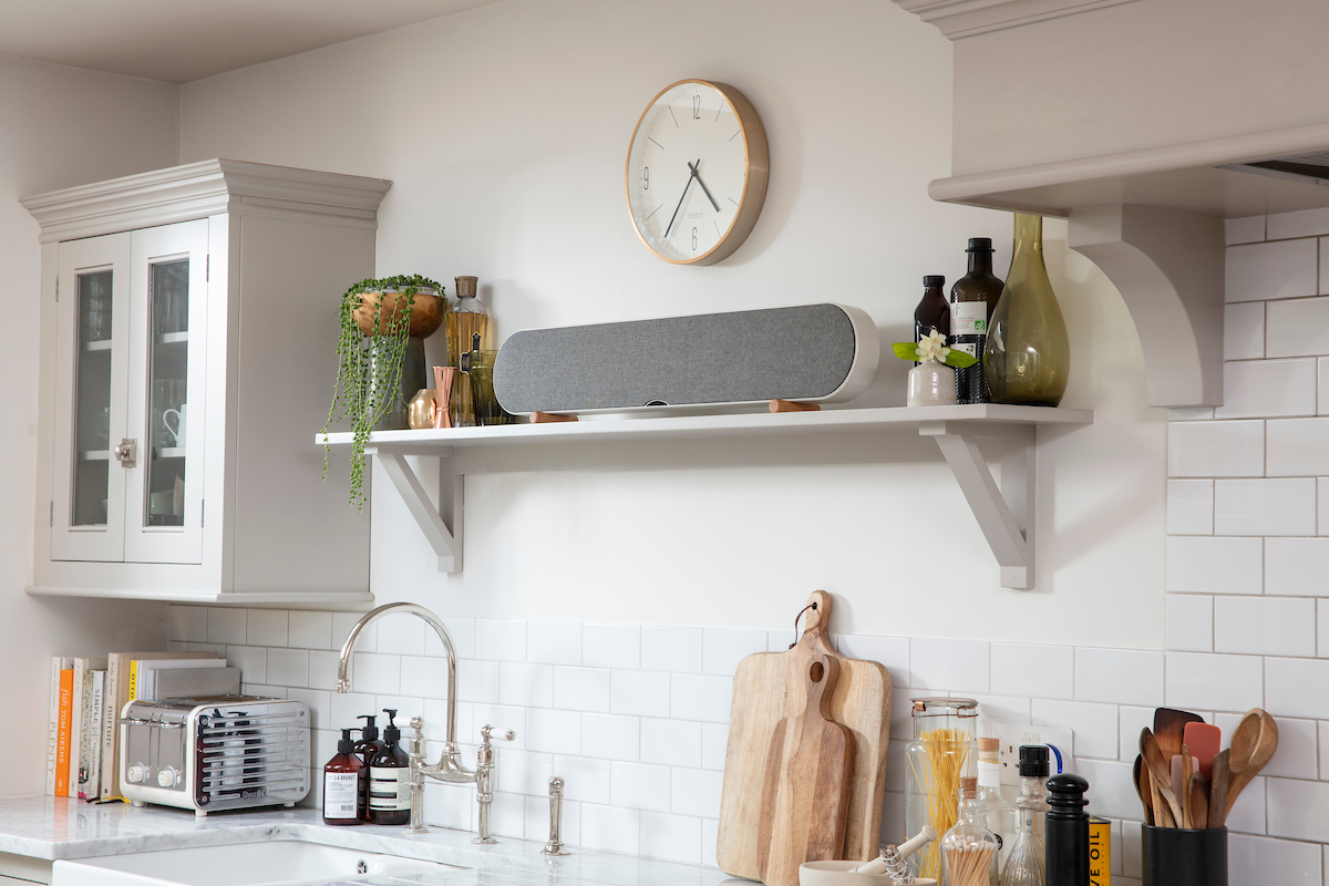 KATCH-ONE-Mountain-White-Kitchen-shelf-angle