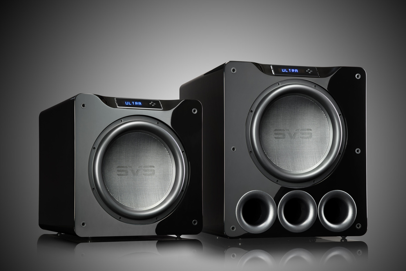 GrobiTV - SVS PB-16 Ultra neben SVS SP-16 Ultra Heimkino Subwoofer - Piano Gloss Black - Frontansicht rechts ohne Grill 02