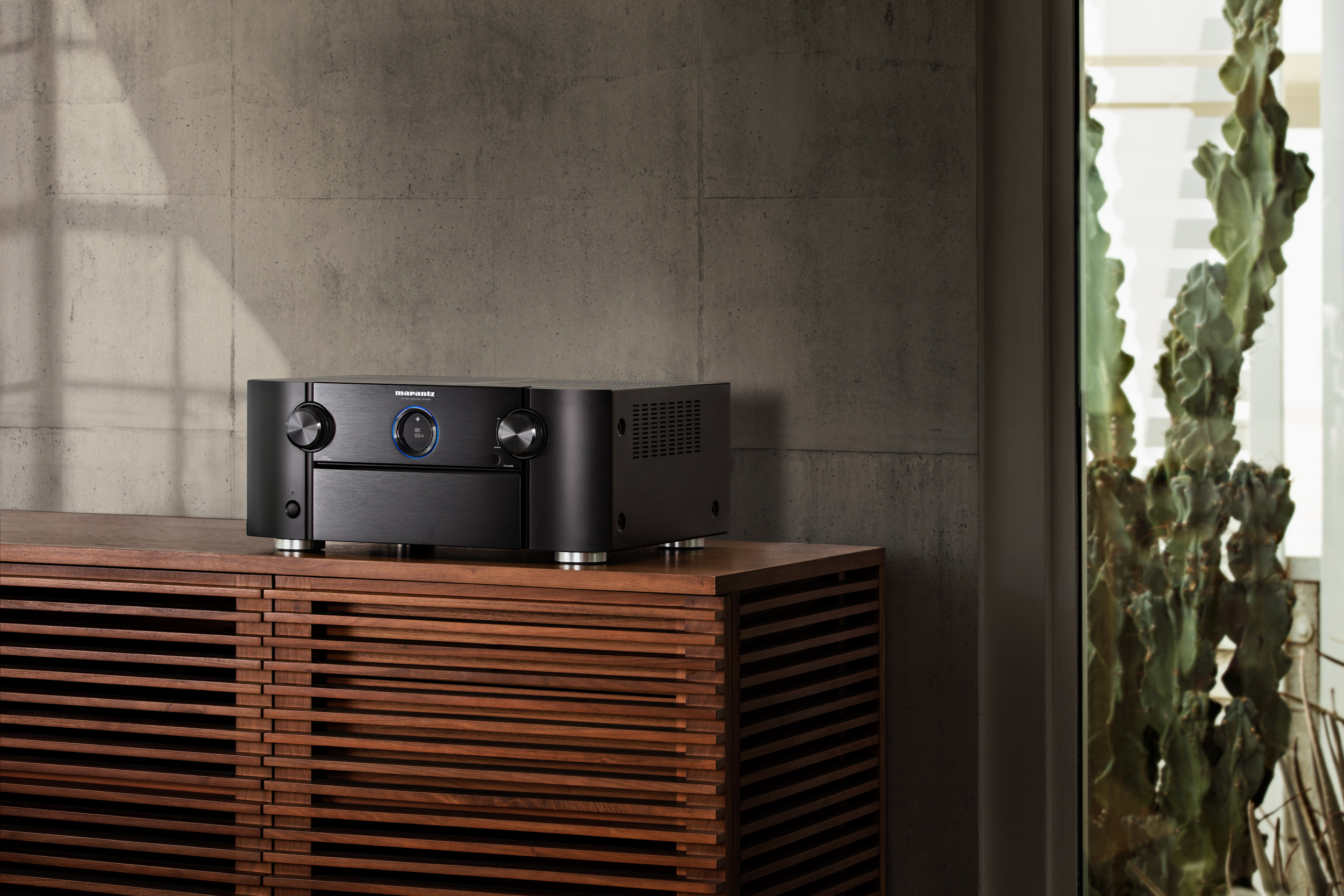 30_Marantz_AV7706_Lifestyle1-N_web