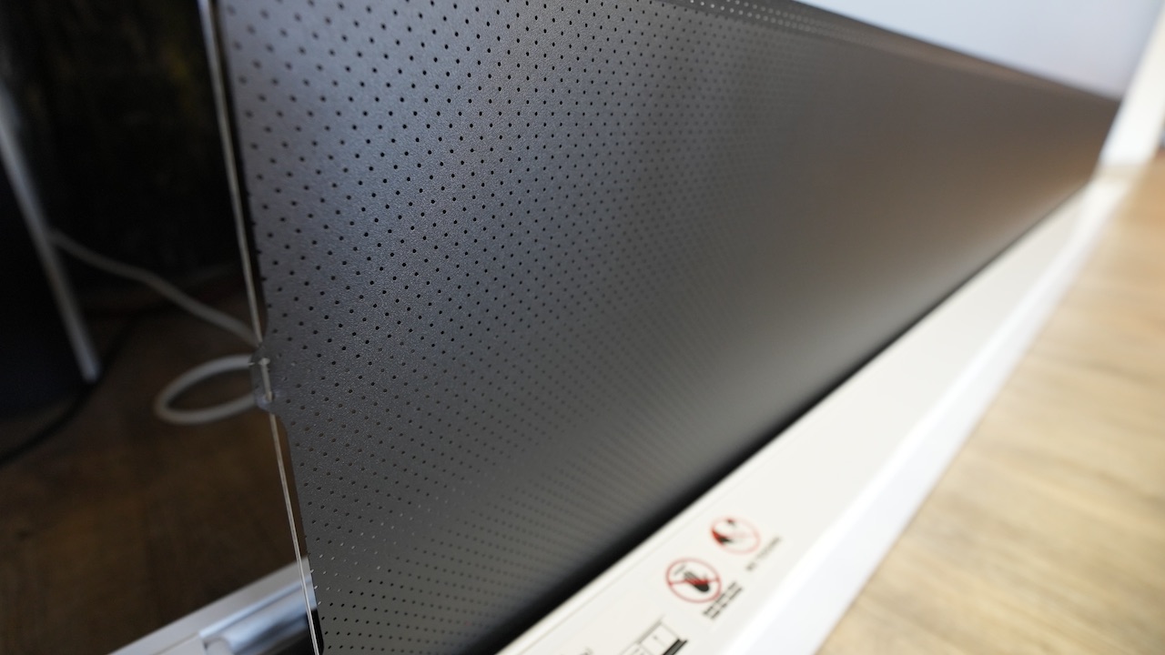 DSC09358-Kopie Hisense motorische Bodenleinwand mit akustisch transparentem schwarzen Vorlauf