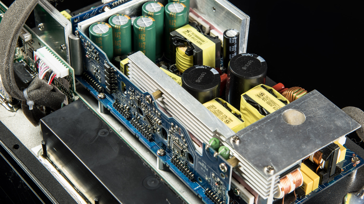 ultra16_amp_crop GrobiTV - SVS PB-16 Ultra Heimkino Subwoofer - Piano Gloss Black - Detailansicht Verstärker
