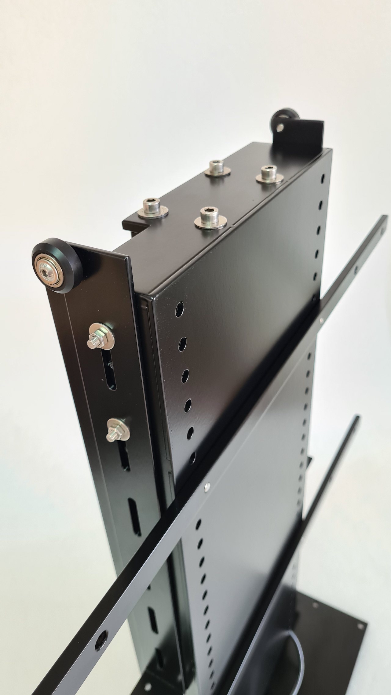 20220222_124220 Modline VERTIX TV-Lift TV-Halterung - Frontalansicht 02