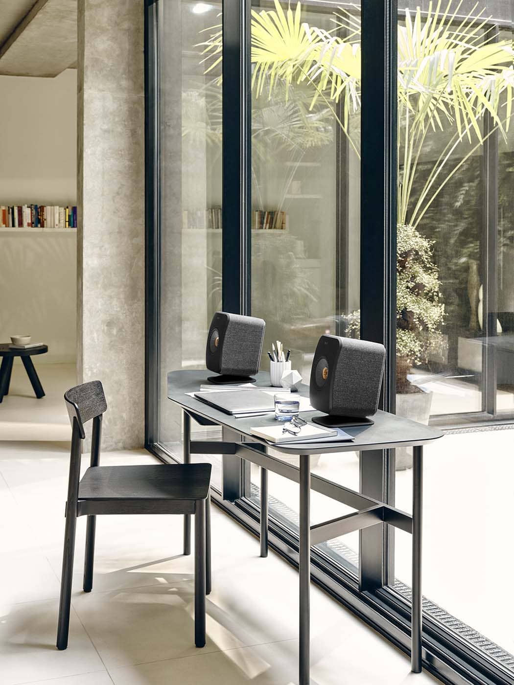 GrobiTV - KEF P1 Tischstandfuß für KEF LSX II - Einrichtungsbeispiel 1
