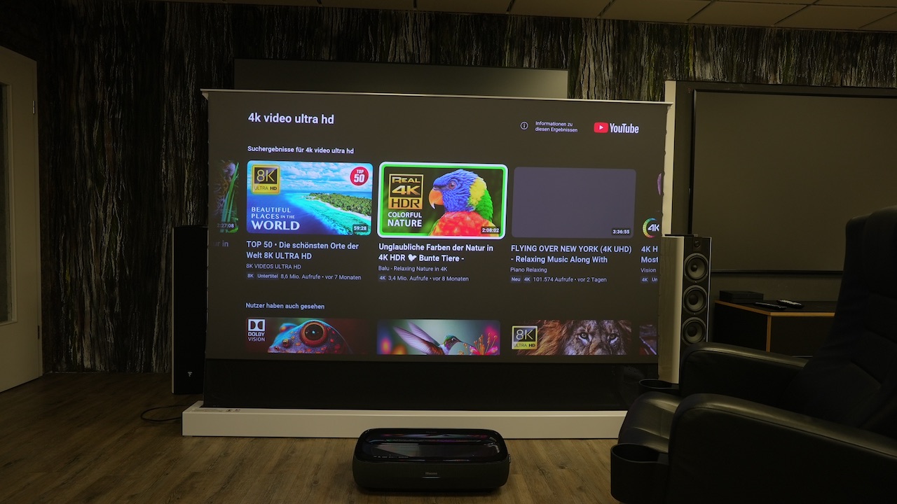 DSC09333 Hisense motorische CLR Bodenleinwand mit Akustik Vorlauf und Hisense 100L9