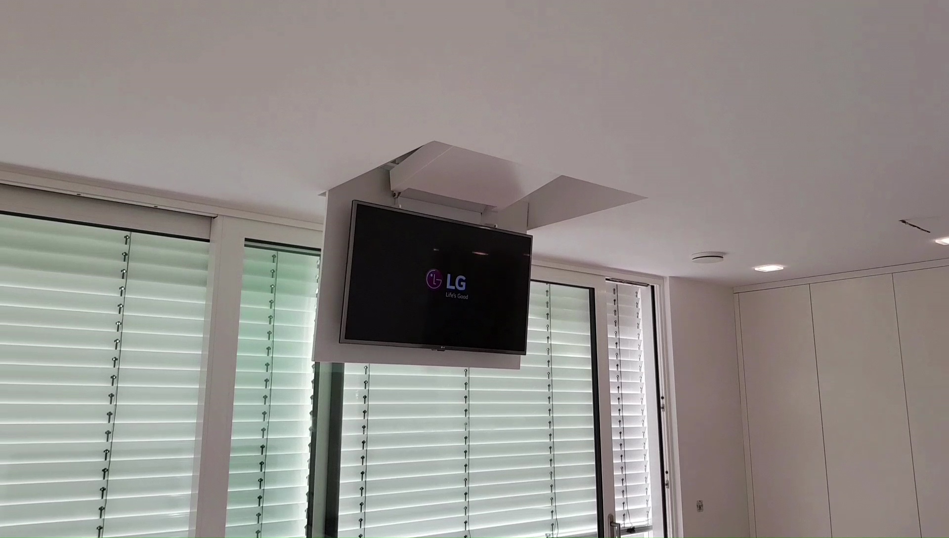Ab in die Decke - dieser Fernseher ist nicht mehr zu sehen