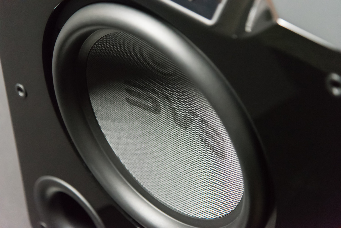 GrobiTV - SVS PB 4000 Piano Gloss Black - Frontansicht Detail