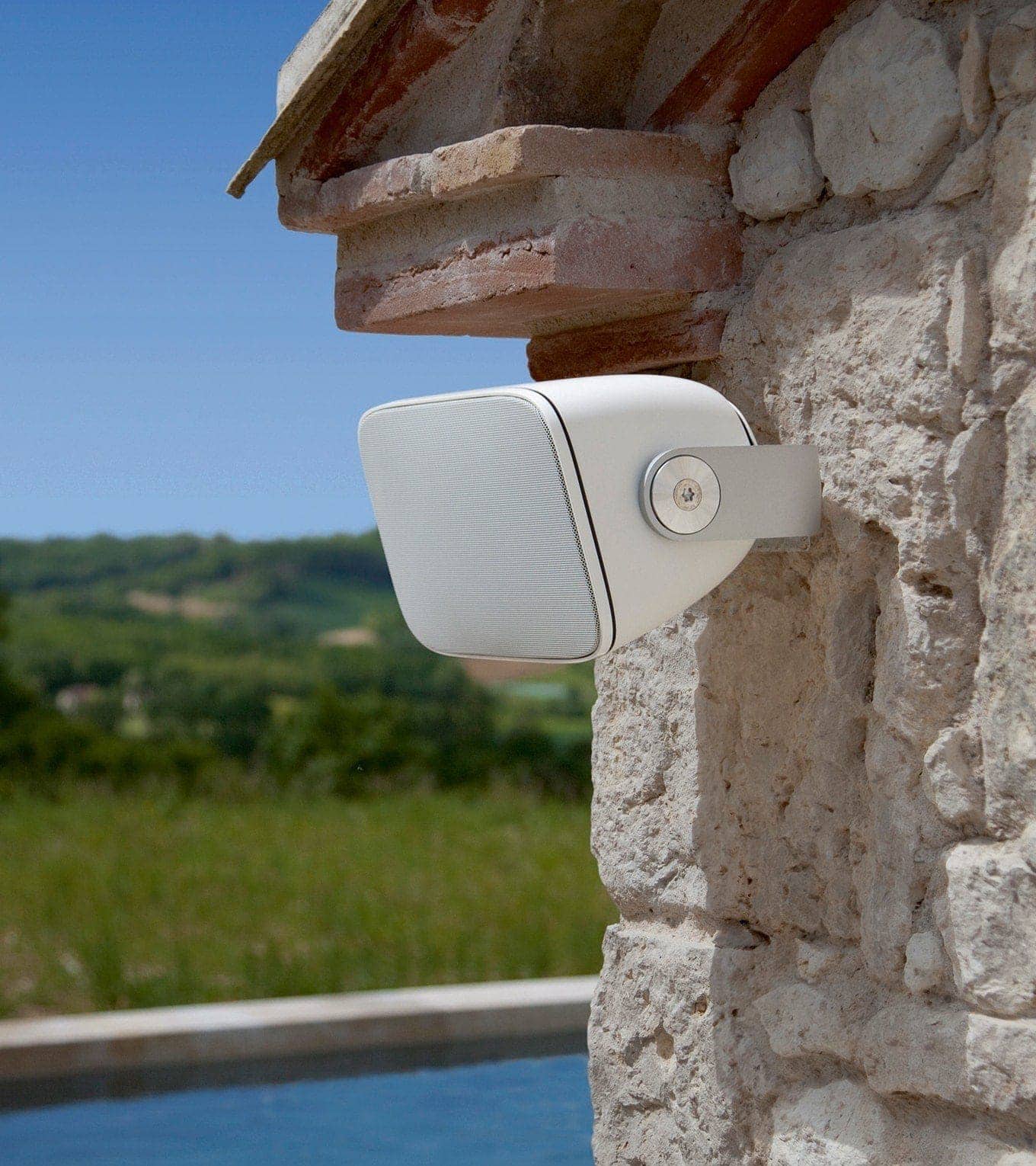AM1_Lifestyle_White_WallMounted_Pool-2Columns-ImageText-T1-1360X1530