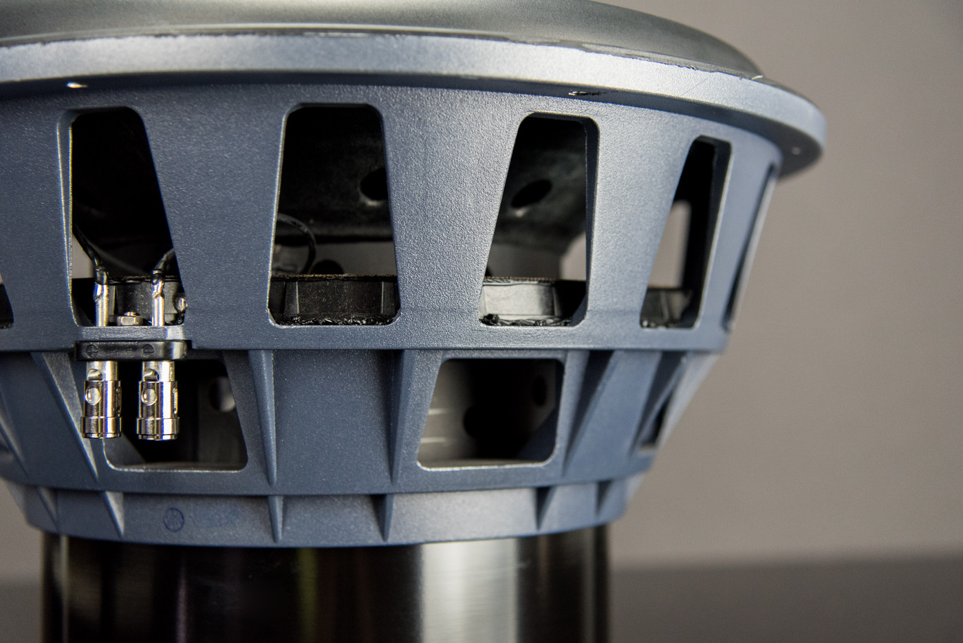 GrobiTV - SVS PB-16 Ultra Heimkino Subwoofer - Piano Gloss Black - Detailansicht T Treiber 012