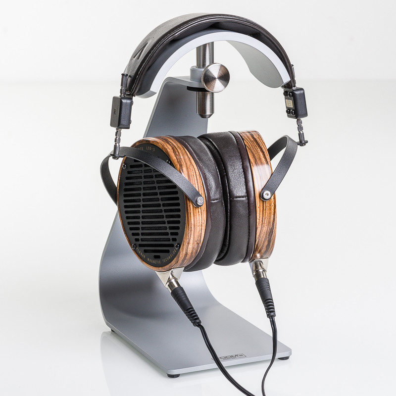 Grobi.TV - ROOMs Audio Line Typ FS Pro - Kopfhörer-Ständer Silber mit Kopfhörer-Beispiel