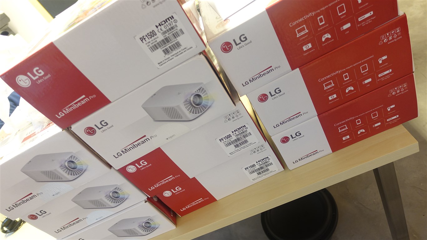 Hier wartet Ihr LG LARGO ;-) TV SMART Projektor