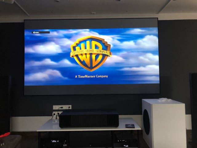Perfekt gelöst - SONY Ultrakurzdistanzprojektor VPL VZ 1000 ES auf 120" Zoll Leinwand