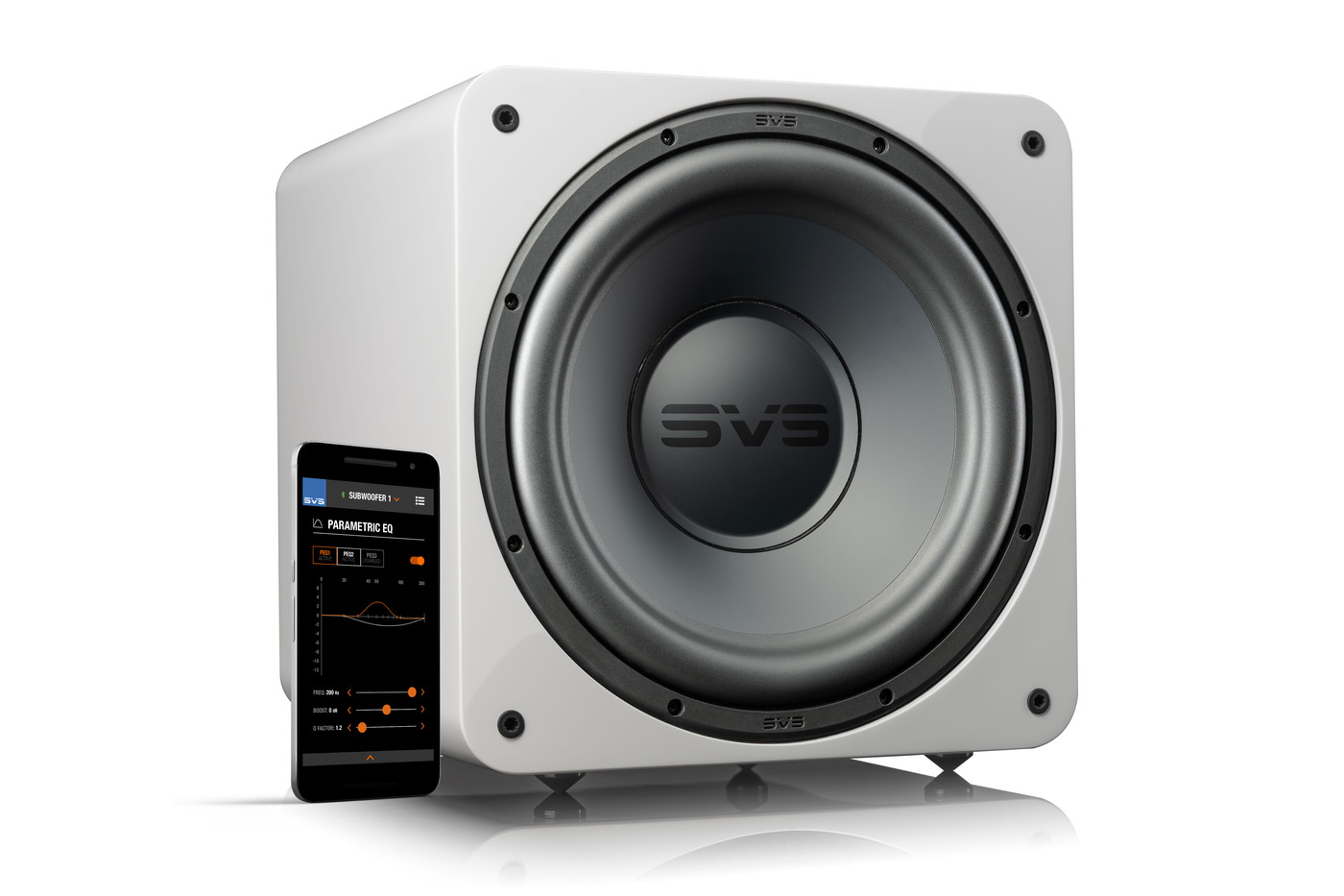 sb-1000pro_wg_hero_phone_w7Vice855em63s GrobiTV - SVS SB-1000 Heimkino Subwoofer - Piano Gloss White - Frontansicht rechts ohne Grill mit Smartphon und SVS App