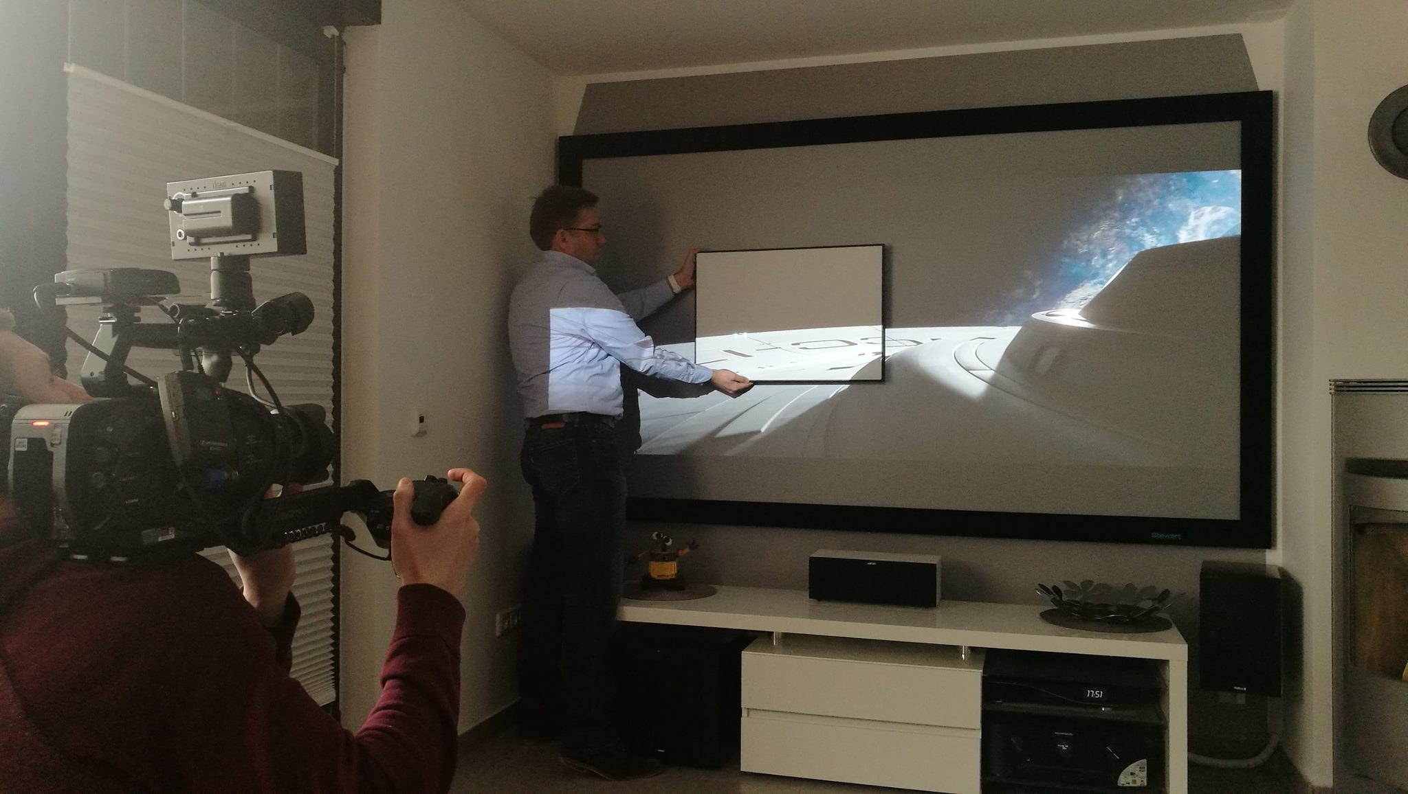 Mehr Kontrast im Wohnzimmer mit einer STEWART Rahmenleinwand mit Firehawk Tuch