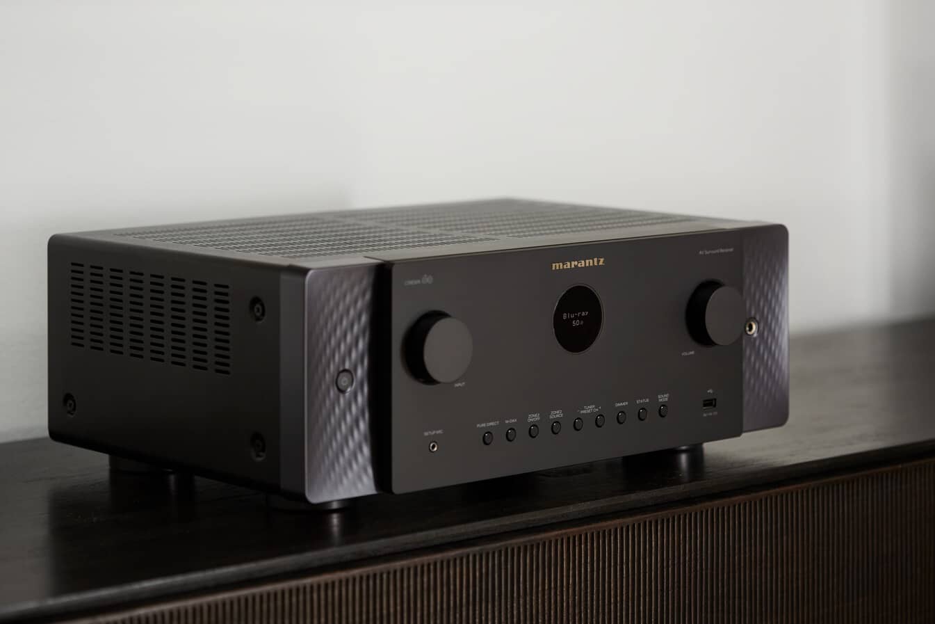 Low-Marantz-AVR-Cinema-60-05 GrobiTV - Marantz CINEMA 60 - 9.4-Kanal-AV-Verstärker schwarz Frontansicht Einrichtungsbeispiel 01