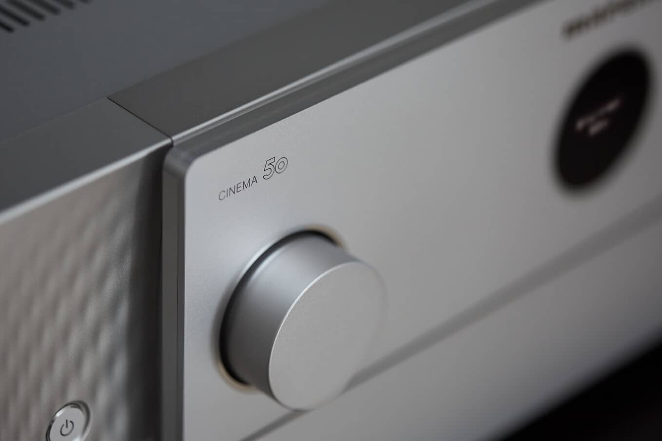 GrobiTV - Marantz CINEMA 50 - 9.4-Kanal-AV-Verstärker silber-gold Detailansicht 02