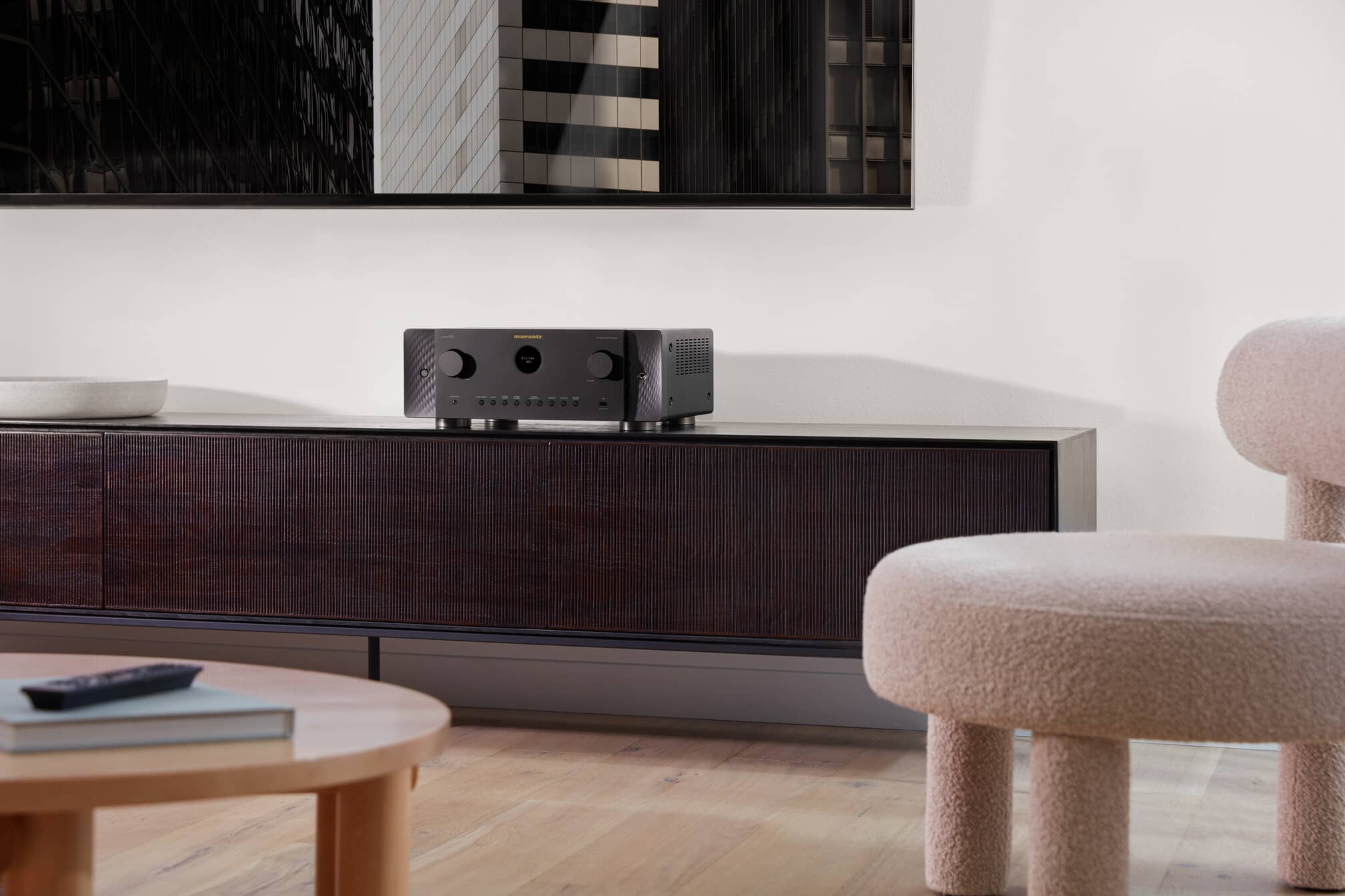 Low-Marantz-AVR-Cinema-60-07 GrobiTV - Marantz CINEMA 60 - 9.4-Kanal-AV-Verstärker schwarz Frontansicht Einrichtungsbeispiel 02