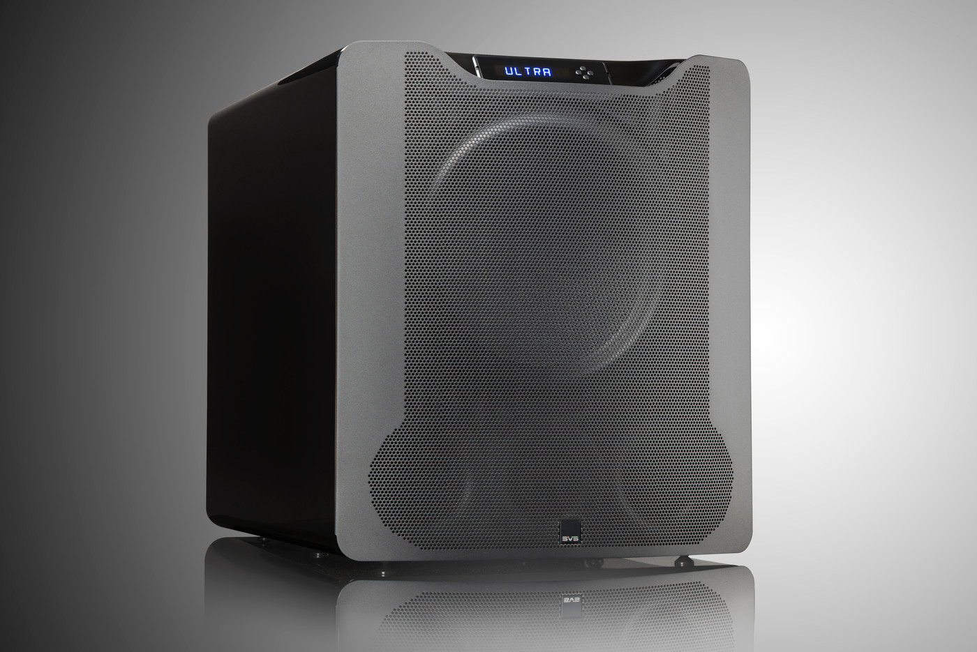 GrobiTV - SVS PB-16 Ultra Heimkino Subwoofer - Piano Gloss Black - Frontansicht rechts mit Grill 02