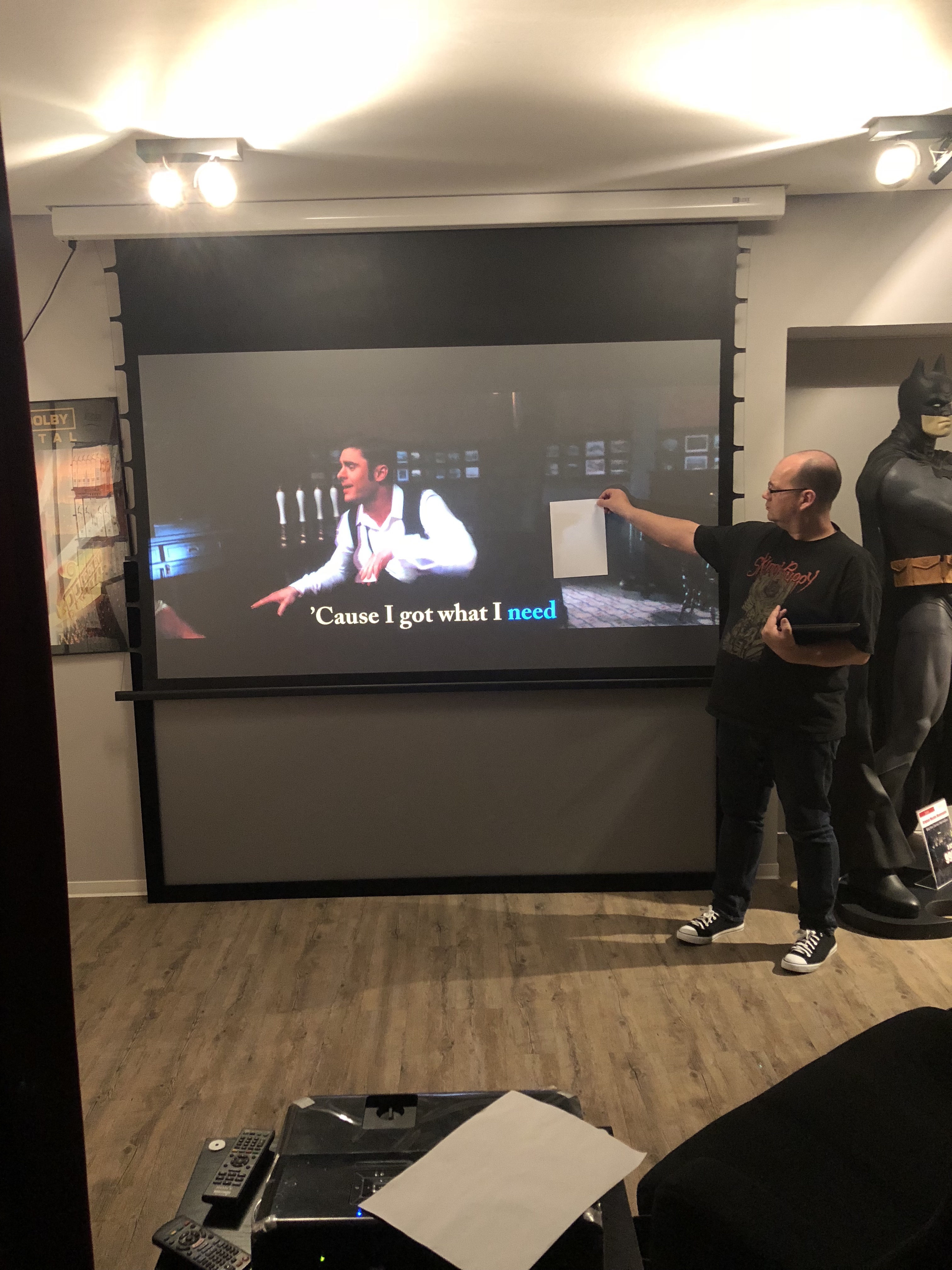 GrobiTV - Deluxx Darkvision Motorleinwand 16:9 mit Seilspannsystem
