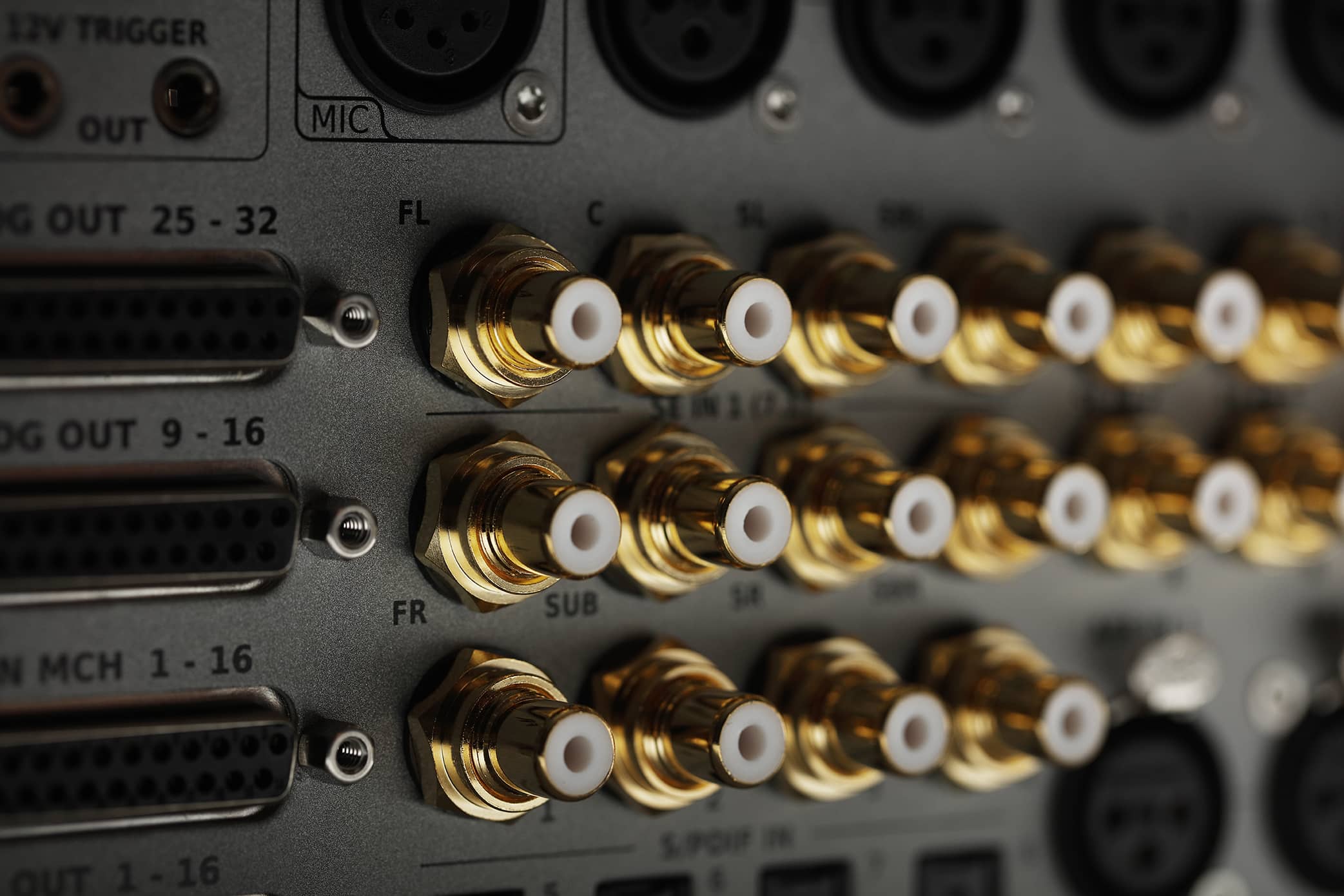 Trinnov Altitude 32 A/V Prozessor schwarz Rückansicht Detail