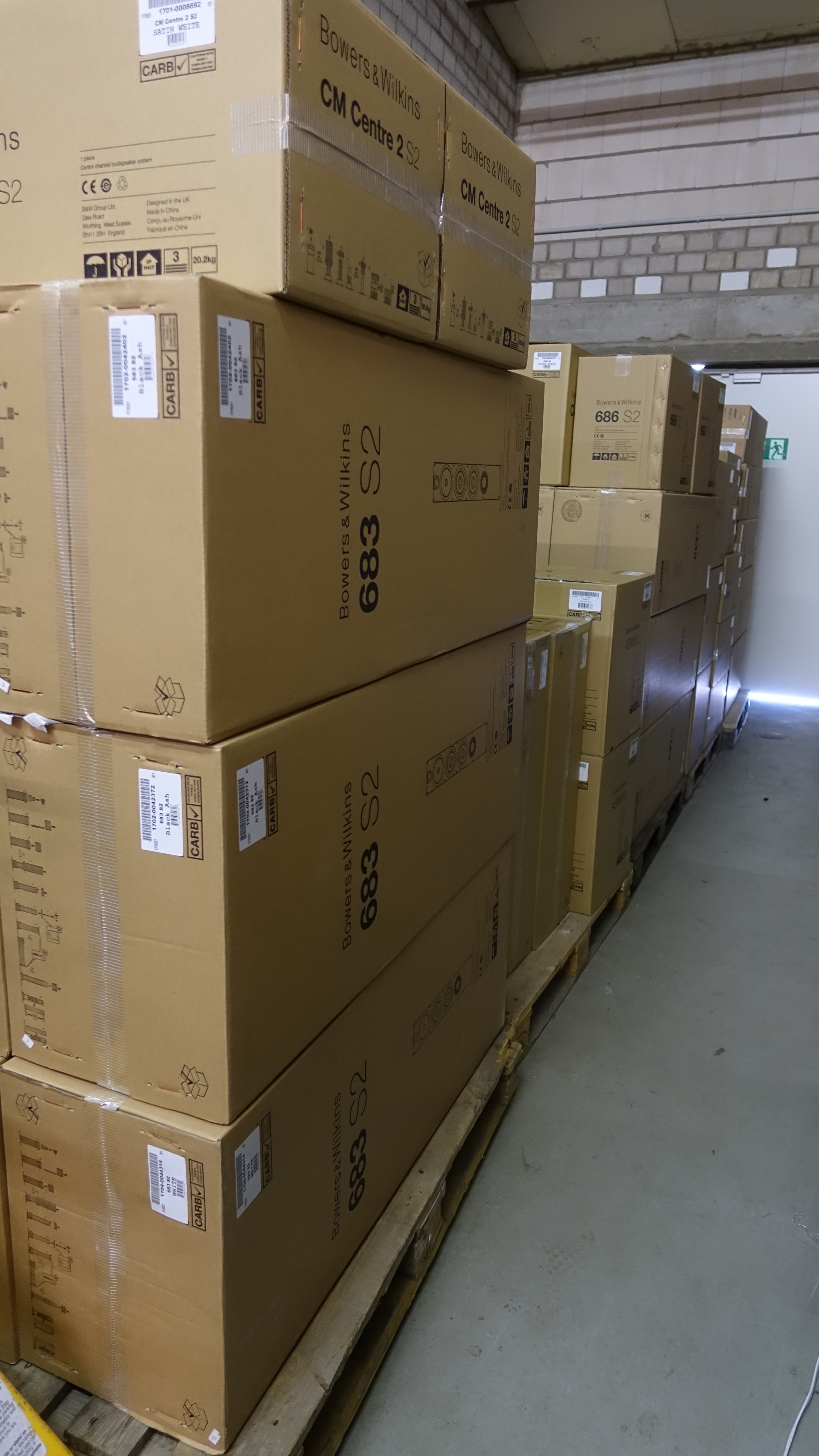 Die erste Ware von B&W ist eingetroffen