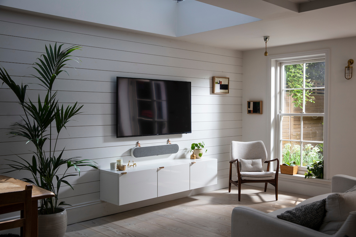 KATCH-ONE-Mountain-White-Living-Room-View-Onwall-straps