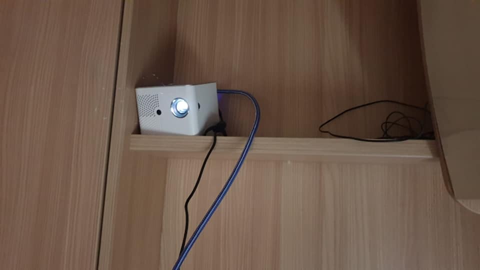 Klein, fein, flexibel einsetzbar - der Mini LED Projektor i400