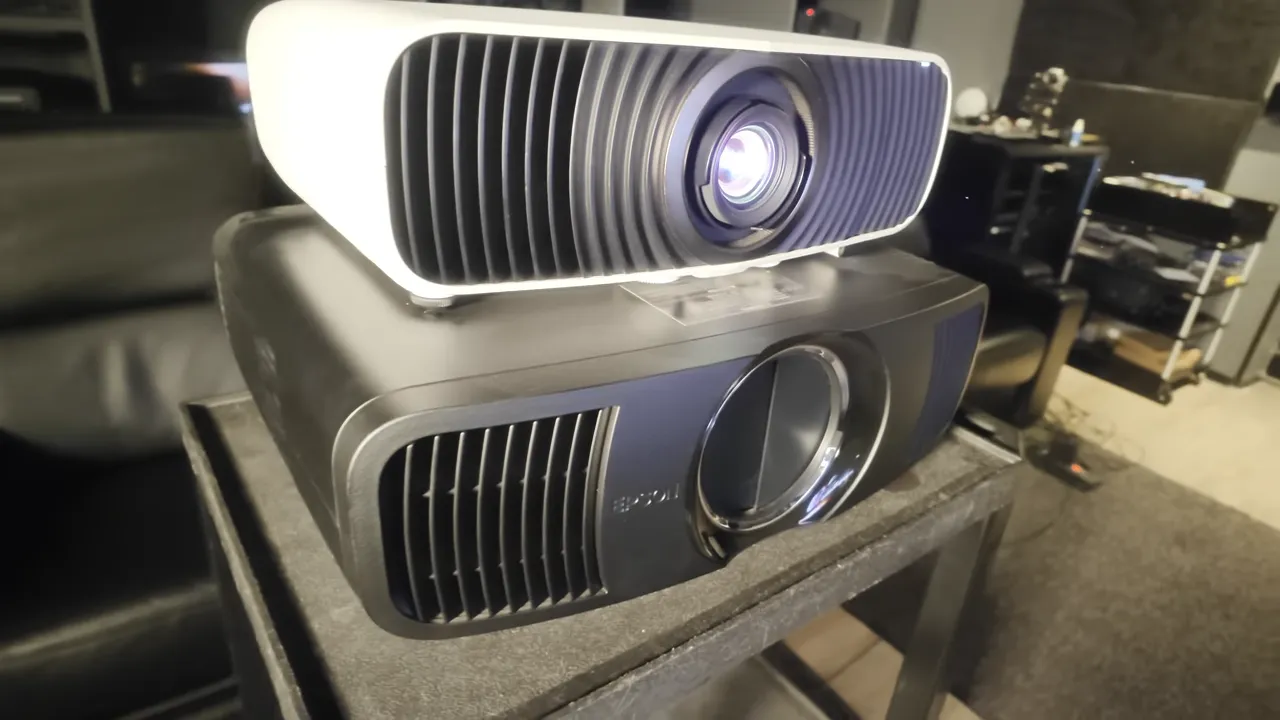 Kompakter weißer EPSON-Projektor auf einem deutlich größeren schwarzen EPSON-Projektor im GROBI-Studio