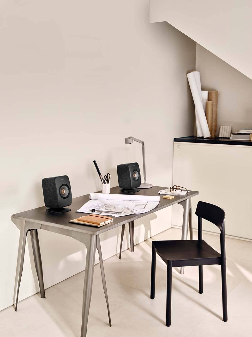 GrobiTV - KEF P1 Tischstandfuß für KEF LSX II - Einrichtungsbeispiel 2