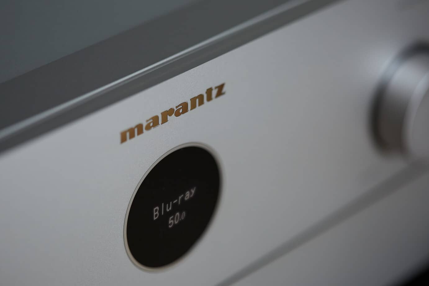 GrobiTV - Marantz CINEMA 50 - 9.4-Kanal-AV-Verstärker silber-gold Detailansicht 04