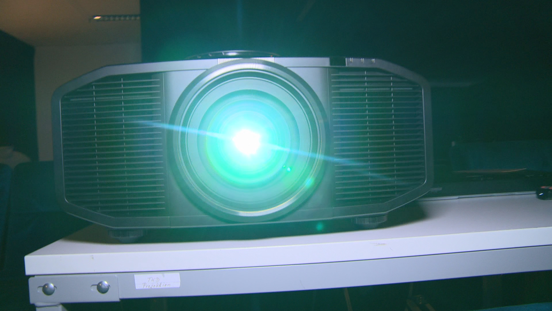 Neue Informationen zum JVC DILA Z 1 - dem ersten Heimkinoprojektor von JVC mit Laserlichtquelle und echter 4K Auflösung