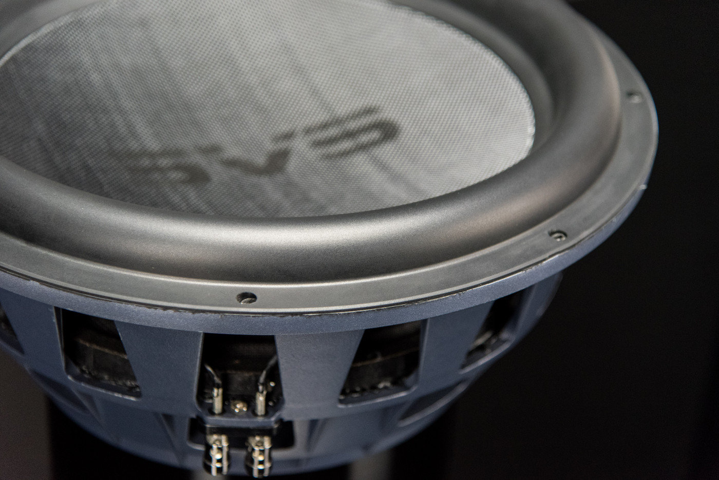 GrobiTV - SVS PB-16 Ultra Heimkino Subwoofer - Piano Gloss Black - Detailansicht T Treiber 01r