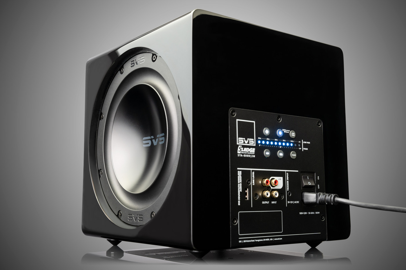 GrobiTV - SVS 3000 Micro Heimkino Subwoofer - Piano Gloss Black - Seitenansicht rechts mit Kabel
