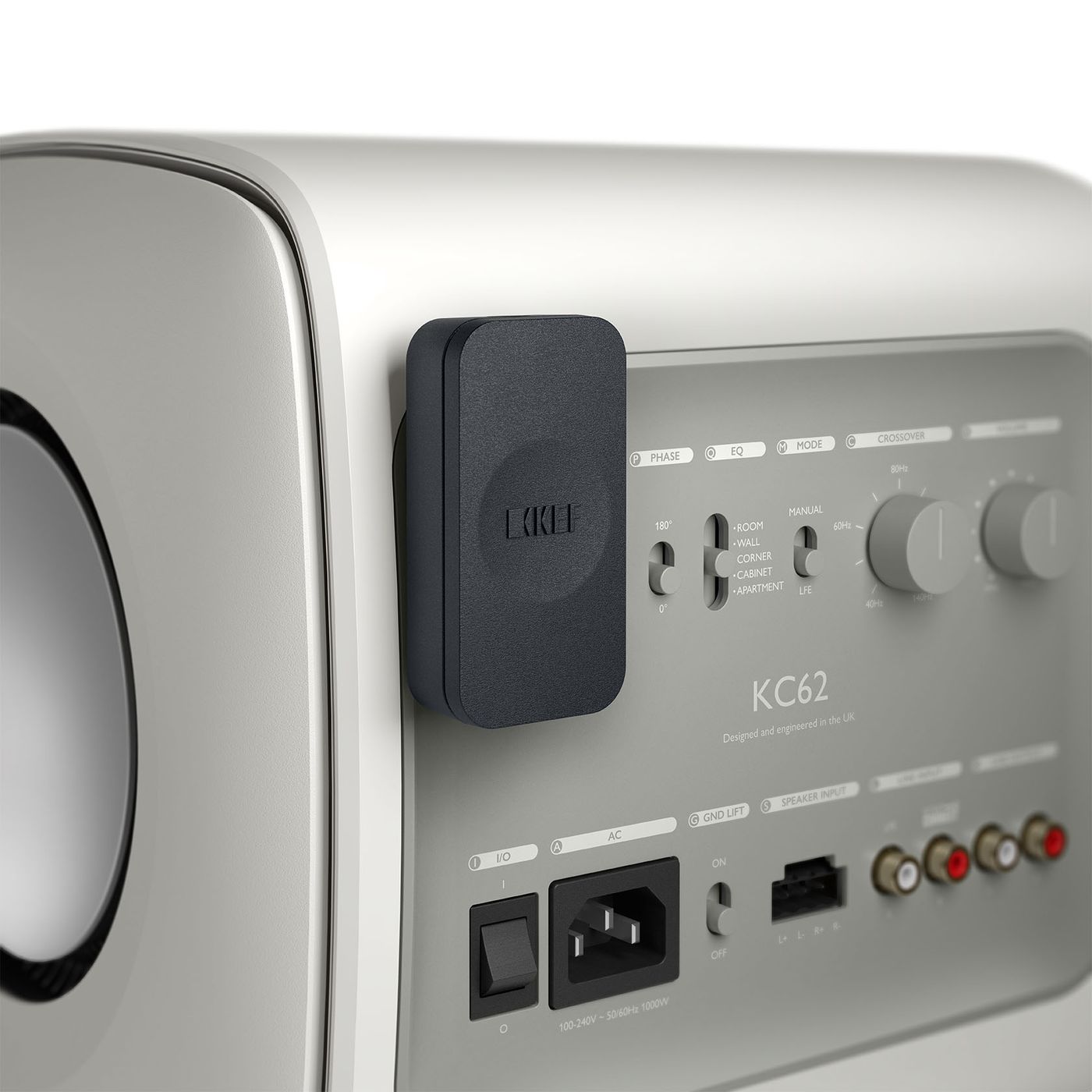 KC62_with_KW1_Mineral-White_back_angle GrobiTV - KEF KC62 Subwoofer weiß Seitenansicht Detail Bedienfeld