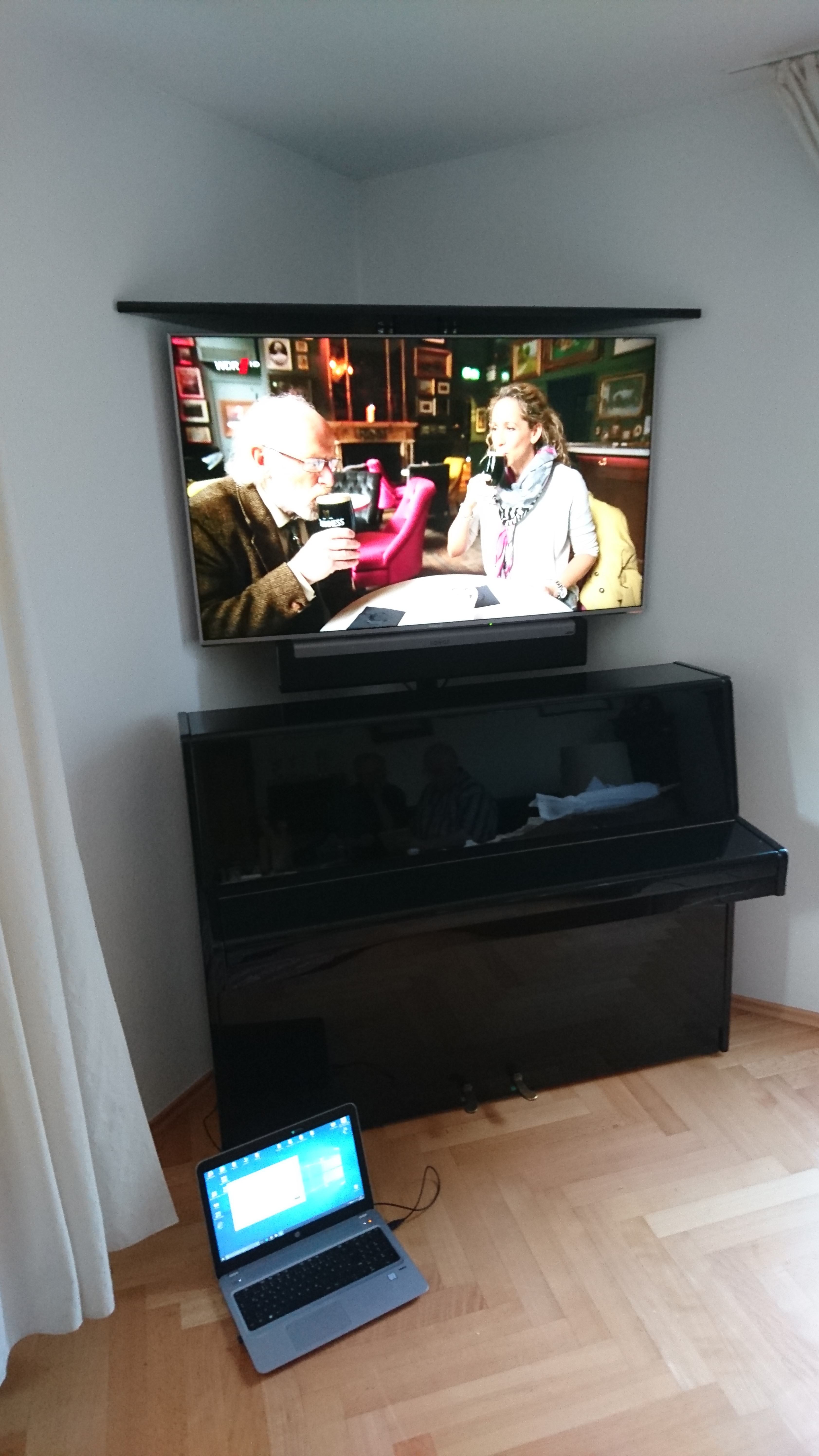 DSC_0232 Modline VERTIX TV-Lift TV-Halterung - im Einsatz Frontalansicht