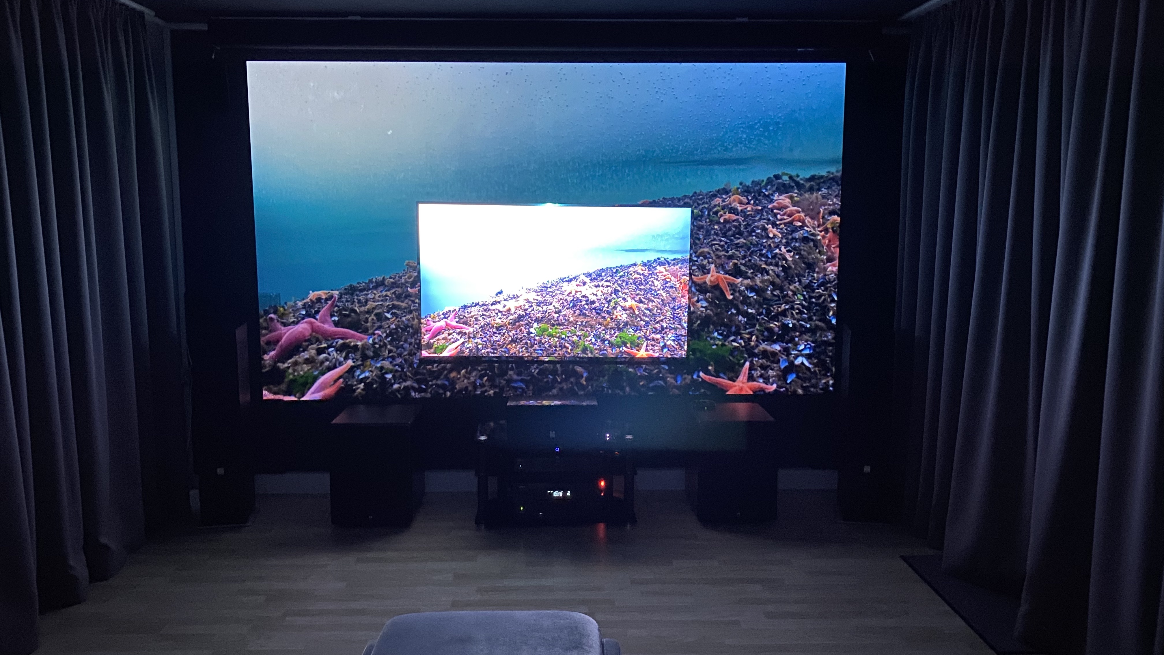 Das "versteckte" Heimkino im Wohnzimmer von Anja und Christian