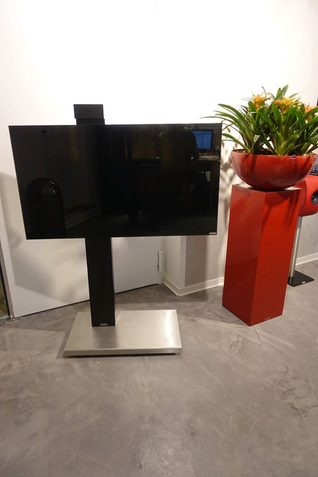 Eleganter und fahrbarer TV Halter in unseren Studios