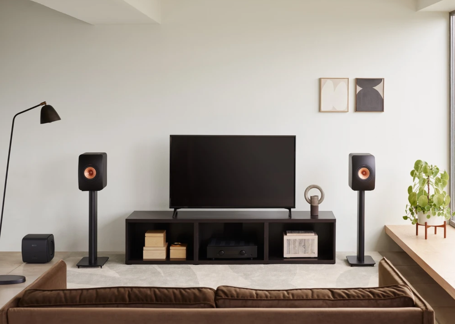Bildschirmfoto-2021-02-23-um-20-30-16 GrobiTV - KEF KC62 Subwoofer schwarz Einrichtungsbeispiel 1