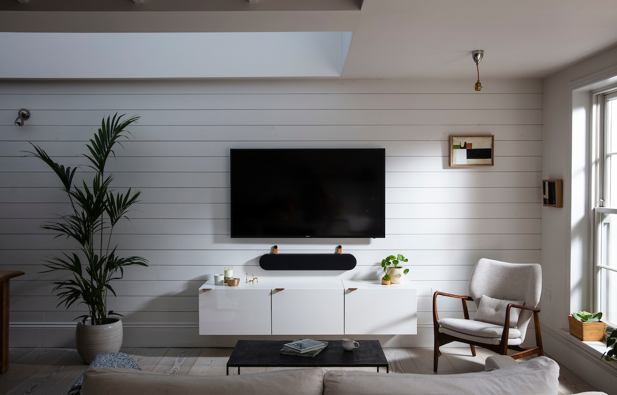 KATCH-ONE-Iron-Black-Living-Room-Onwall-straps