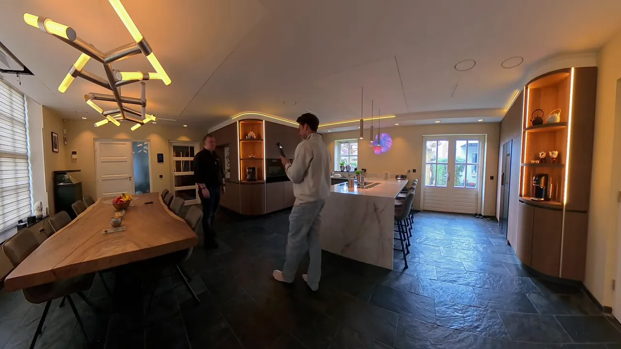 Küche und Essbereich mit aktivierter Beleuchtung in Regalen, Decke und umlaufenden Lichtlinien