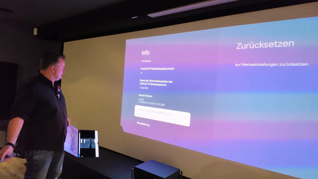 Projektionsbild mit Valerion Menü Info und Aktualisierung mittels USB-Gerät