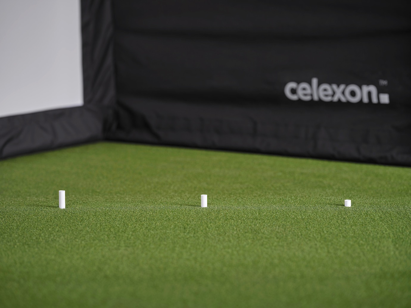 celexon FAIRWAY Professional Golf Simulator | Indoor Golf Simulator Komplettsystem mit 4K Impact Leinwand