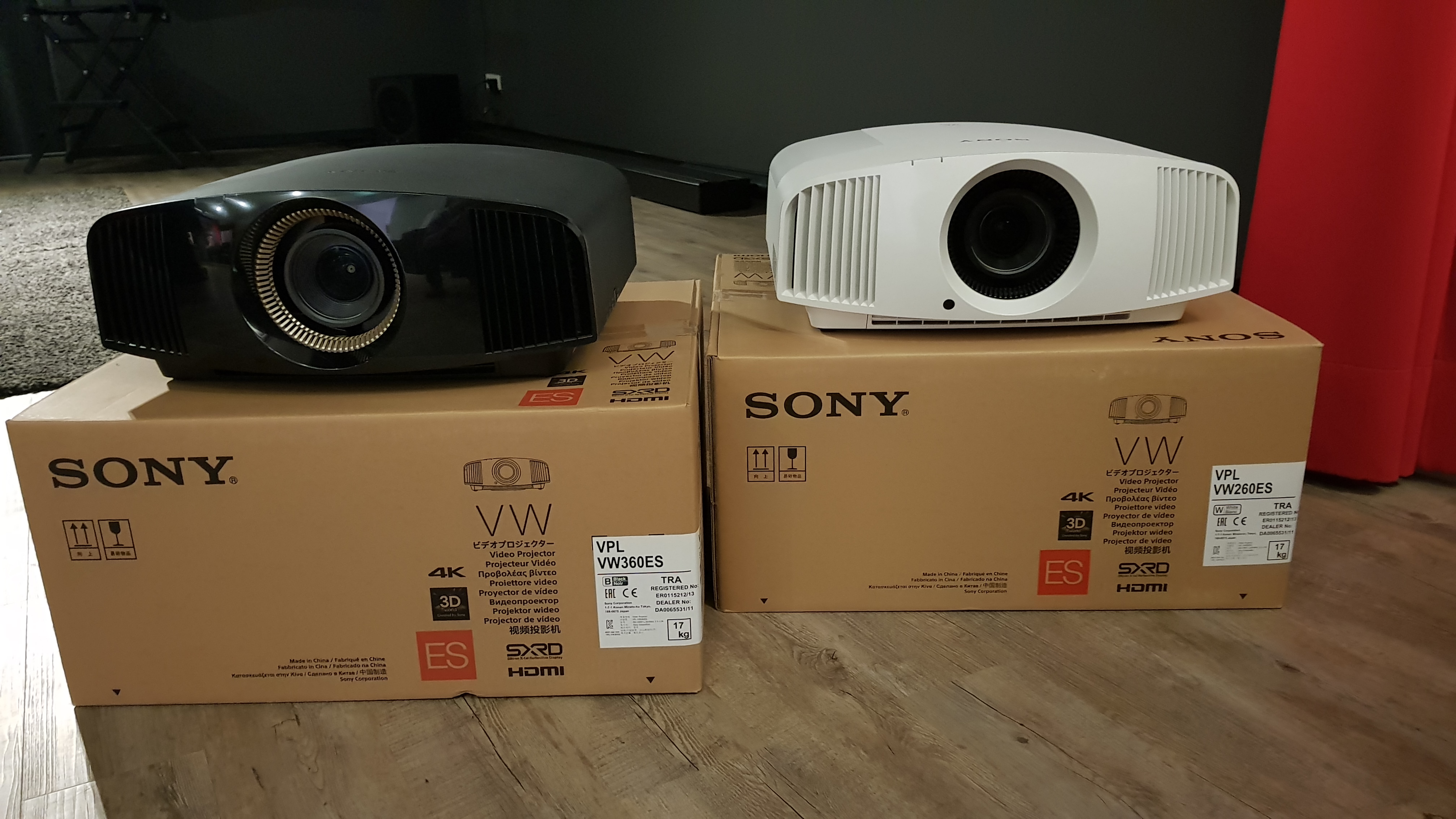 Es sind aus der ersten Lieferung noch SONY VPL VW 260 und 360 frei