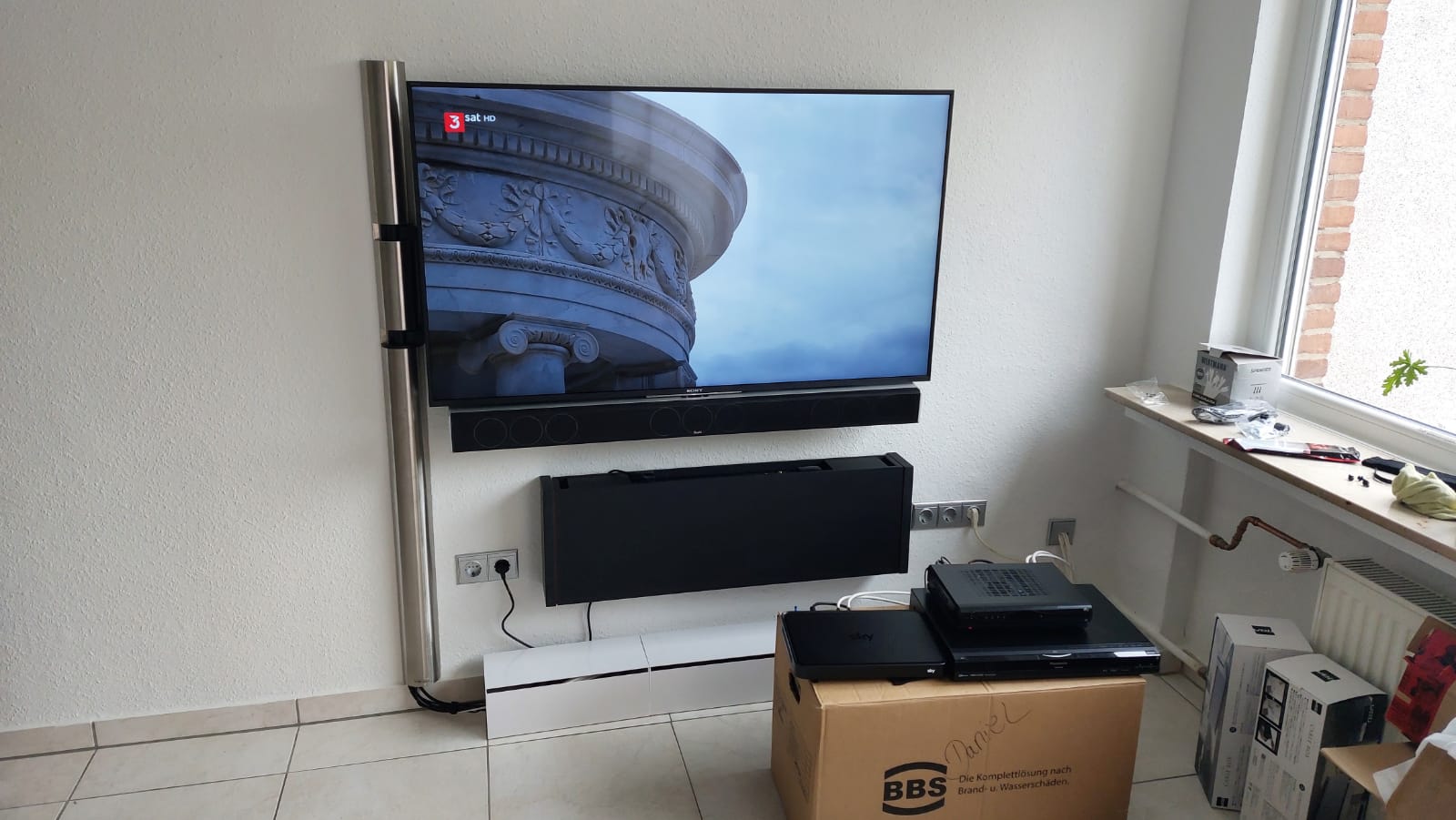 Fast schwebend - neuer TV mit unserer superflachen TV Halterung und Soundbar installiert