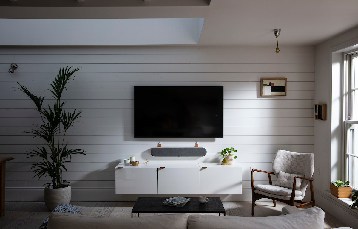 KATCH-ONE-Mountain-White-Living-Room-Onwall-straps